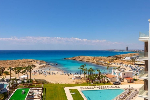 Esplora l'Eleganza e il Relax al Searesort Chrysomare Beach Hotel & Resort ad Ayia Napa, Cipro Francorosso - offerta Wow Viaggi