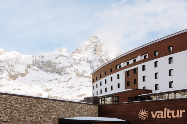 Offerta last minute - Scopri l'incanto dell'inverno al Valtur Cervinia Cristallo Ski Resort - Un'esperienza unica nella magica Valle D'Aosta con Wow Viaggi